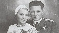 Odváný manelský pár. Jolana a Bohuslav Kaparovi na svatební fotografii z...