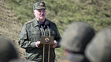 Bloruský prezident Lukaenko na vojenském cviení.