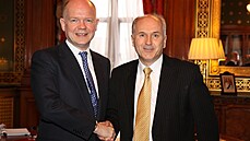Valentin Inzko (vpravo) na snímku z roku 2011 s tehdejším britským ministrem... | na serveru Lidovky.cz | aktuální zprávy