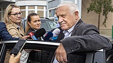 Bývalý prezident Václav Klaus odjíždí z nemocnice. | na serveru Lidovky.cz | aktuální zprávy