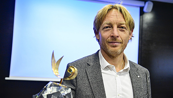 Prezident ankety eský slavík 21 Karel Janeek ukazuje novou soku pro vítze...