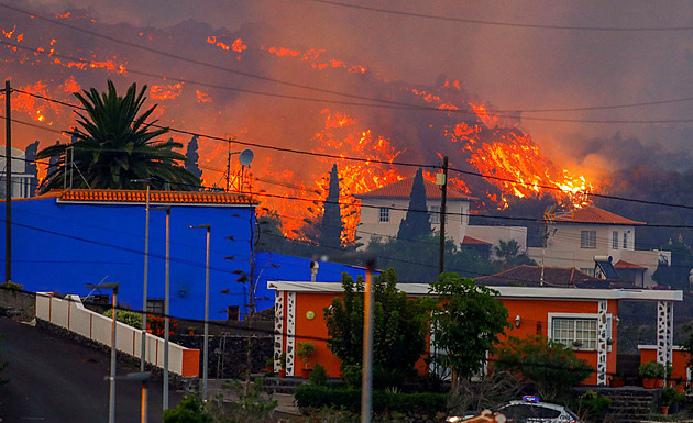 Sopka na Kanárských ostrovech stále chrlí lávu, úřady už evakuovaly 5000 lidí