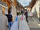 Focení v hanboku u tradiních korejských dom - hanok