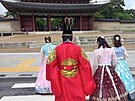 V hanboku ve svátek do paláce