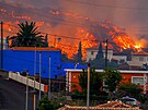 Ze sopky Cumbre Vieja na kanárském ostrov La Palma proudí havá láva.