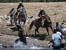 Americká pohraniní strá na koních brání migrantm pejít americko-mexickou...