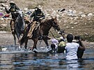 Americká pohraniní strá na koních brání migrantm pejít americko-mexickou...