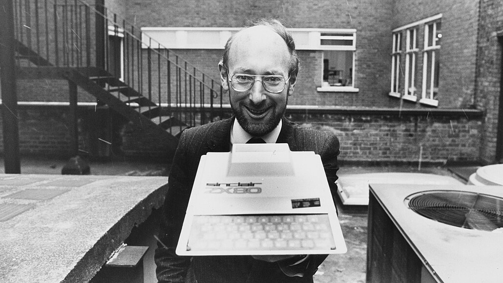 Vynálezce Clive Sinclair představuje světu jeden ze svých mnoha počítačových...