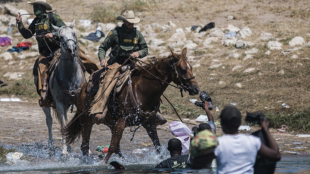 Americká pohraniční stráž na koních brání migrantům přejít americko-mexickou...