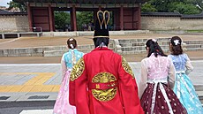 V hanboku ve svátek do paláce
