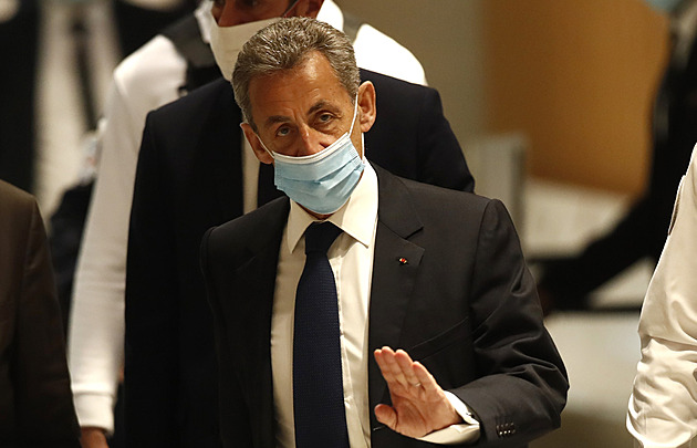 Exprezident Sarkozy dostal rok vězení za financování kampaně. Trest si může odpykat doma s náramkem 