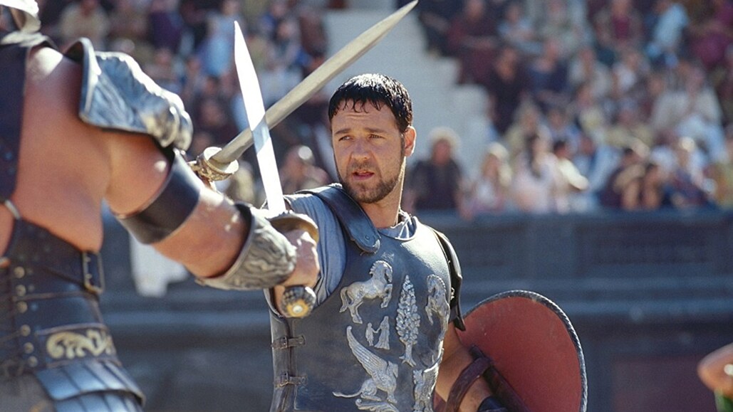 Russell Crowe ve filmu Gladiátor (2000). Reie: Ridley Scott.