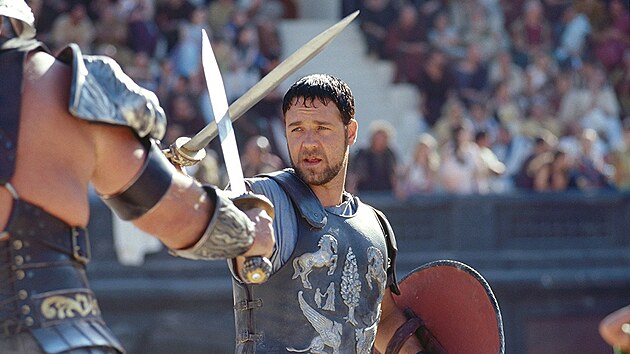 Russell Crowe ve filmu Gladiátor (2000). Reie: Ridley Scott.
