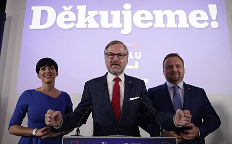 Lídr koalice SPOLU Petr Fiala (ODS) s Markétou Pekarovou z TOP 09 (vlevo) a...