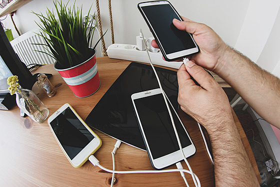Mobily v nabíje�kách
