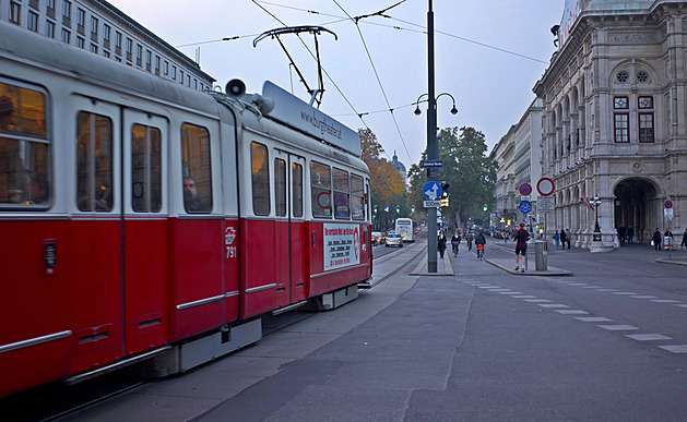 Jakoukoli hromadnou dopravou za tři eura na den. Rakousko zavádí jednotnou roční jízdenku pro celou zemi 