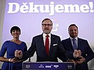 Lídr koalice SPOLU Petr Fiala (ODS) s Markétou Pekarovou z TOP 09 (vlevo) a...