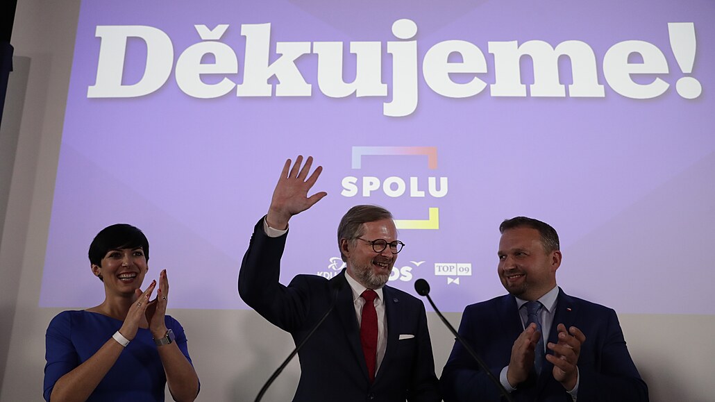 Vedení vítzné koalice SPOLU. Lídr Petr Fiala (ODS)  mává uprosted.