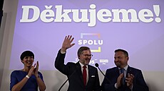 Vedení vítězné koalice SPOLU. Lídr Petr Fiala (ODS)  mává uprostřed.