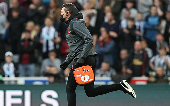 Newcastle - Tottenham: domácí léka� b�í pomoct s o�ivováním fanou�ka. V ruce...