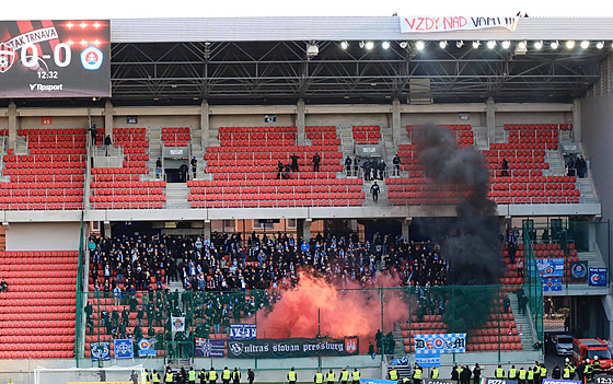 Provokace fanou�k� Spartaku, kte�í jsou nad kotlem Slovanu.