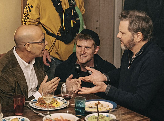 Na place. Re�isér Harry Macqueen (uprost�ed) s herci Stanleym Tuccim a Colinem...