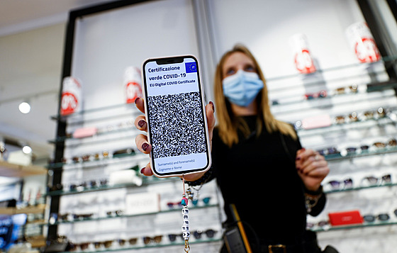 Zamstnankyn optiky v ím ukazuje zelený pas