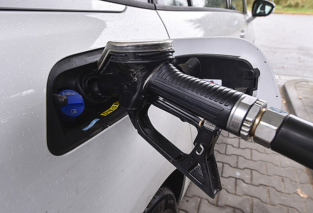 Tak jinak: Stovka navíc za plnou nádrž. Na naftu dopadne zvýšená daň už během letních prázdnin