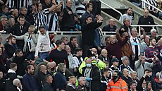 Newcastle - Tottenham: oživování fanouška v hledišti.