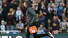 Newcastle - Tottenham: domácí lékař běží pomoct s oživováním fanouška. V ruce...