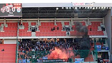 Provokace fanoušků Spartaku, kteří jsou nad kotlem Slovanu.