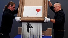 Napůl skartovaný Banksyho obraz na aukci utržil rekordní částku více než půl miliardy