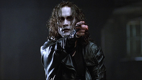 Herec Brandon Lee na natá�ení filmu Vrána (1994).