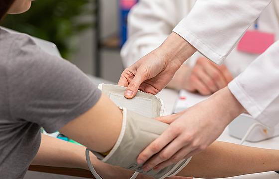 Léka� m��í pacientce tlak.