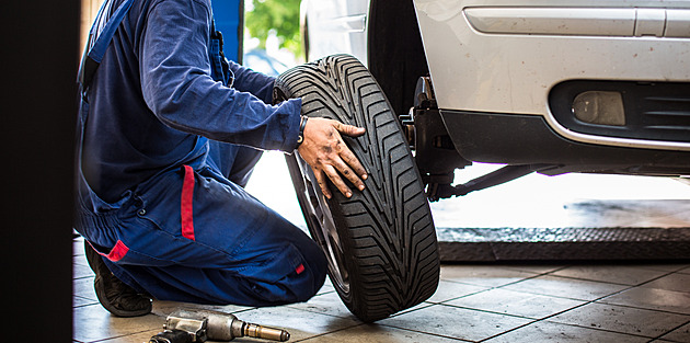 S přezutím se nevyplatí otálet: Proč by se do servisu měli vydat i ti, kteří si mění pneumatiky sami