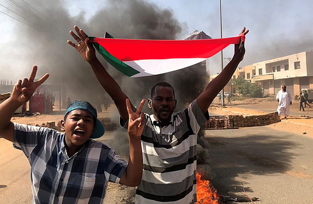 Mladí budou protestovat dál, po vojenské vládě se jim určitě nestýská, říká expert o situaci v Súdánu