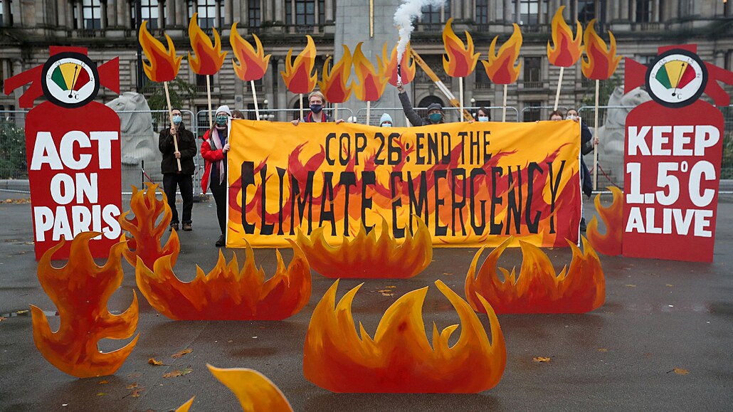 Glasgow v plamenech. Aktivisté včera v místě konání klimatické konference...