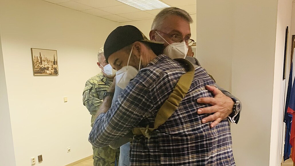 Po příletu z Afghánistánu přivítal Zdeňka Poula na letišti ministr obrany...