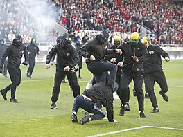 Rvaka pi zpase Trnava - Slovan.