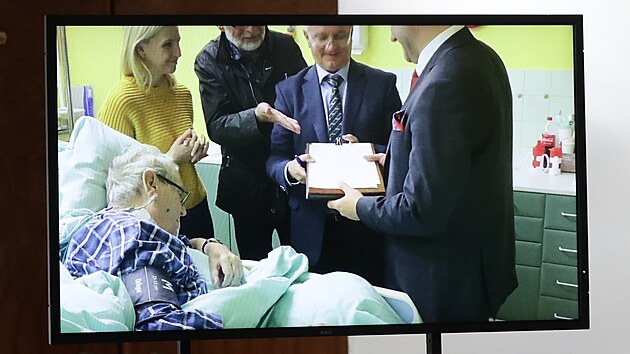 Milo Zeman na videu, kde ml podepsat svolání snmovny.