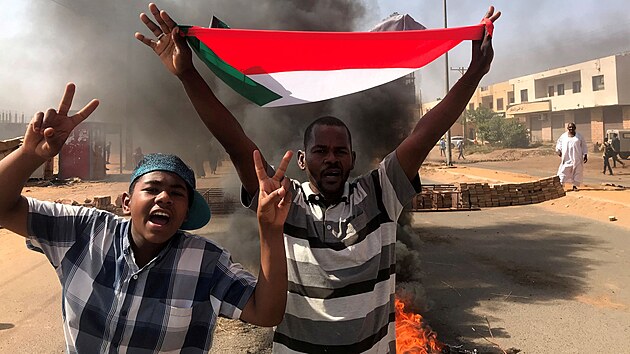 Ulice Chartúmu zaplnili protestující odsuzující pondlní vojenský pu, mnozí z...
