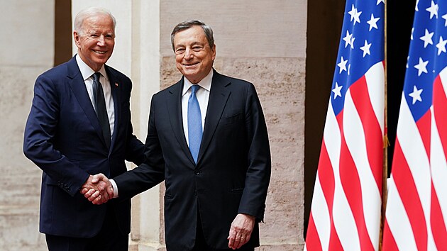 Americký prezident Joe Biden a italský premiér Mario Draghi ped summitem G20 v...