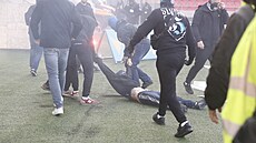 Rvaka na stadionu Trnavy v zápase Spartaku se Slovanem.