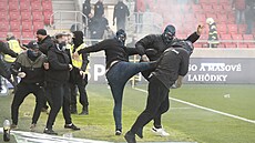 Rvaka na stadionu Trnavy v zápase Spartaku se Slovanem.