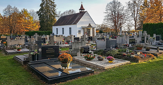 Horní h�bitov s rozlu�kovou kaplí, v ní� je nyní Galerie F.