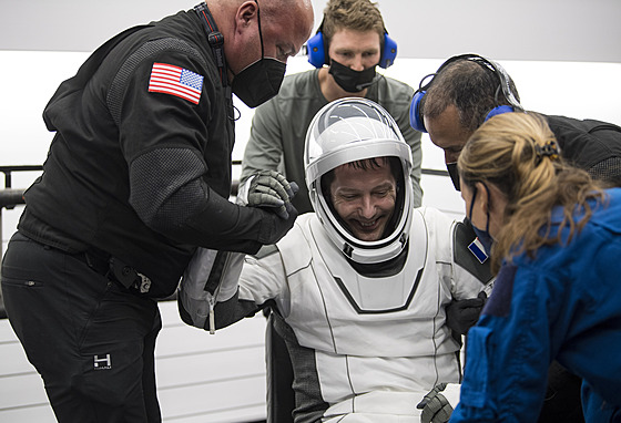 Francouzský astronaut Thomas Pesquet z lodi Crew Dragon po návratu z vesmíru.