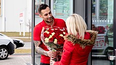 Kytici p�edá osobn� kurýr Florea.cz.