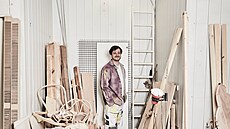 Ateliér Tadeáše Podrackého je plný kartonových modelů, dřevěných odřezků a...