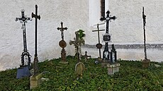 Dolní, historický h�bitov se symbolickým koutkem ze starých náhrobk�.