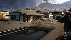 Domy na ostrově La Palma pokryté popílkem ze sopky.